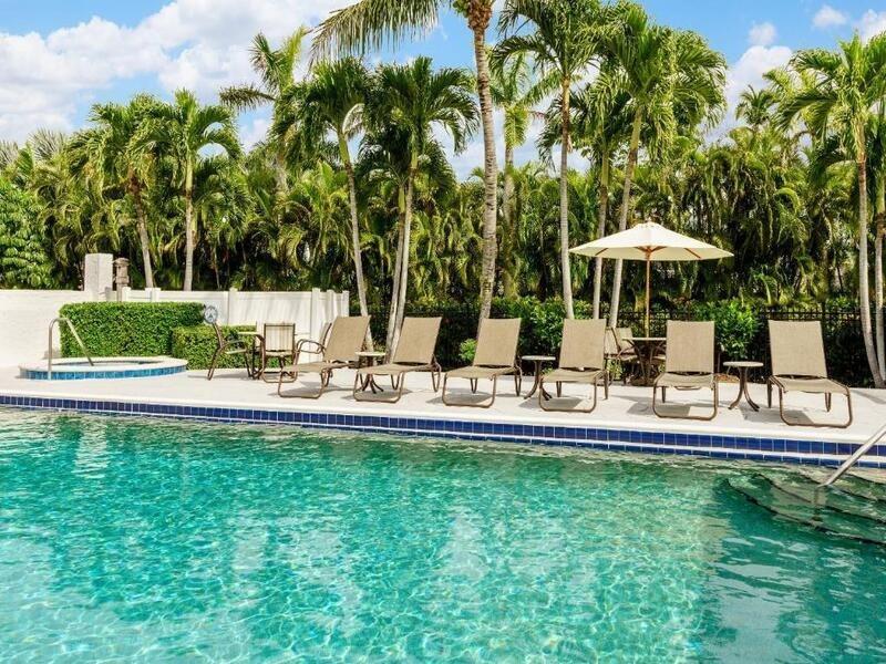 Olde Marco Island Inn And Suites Exterior photo