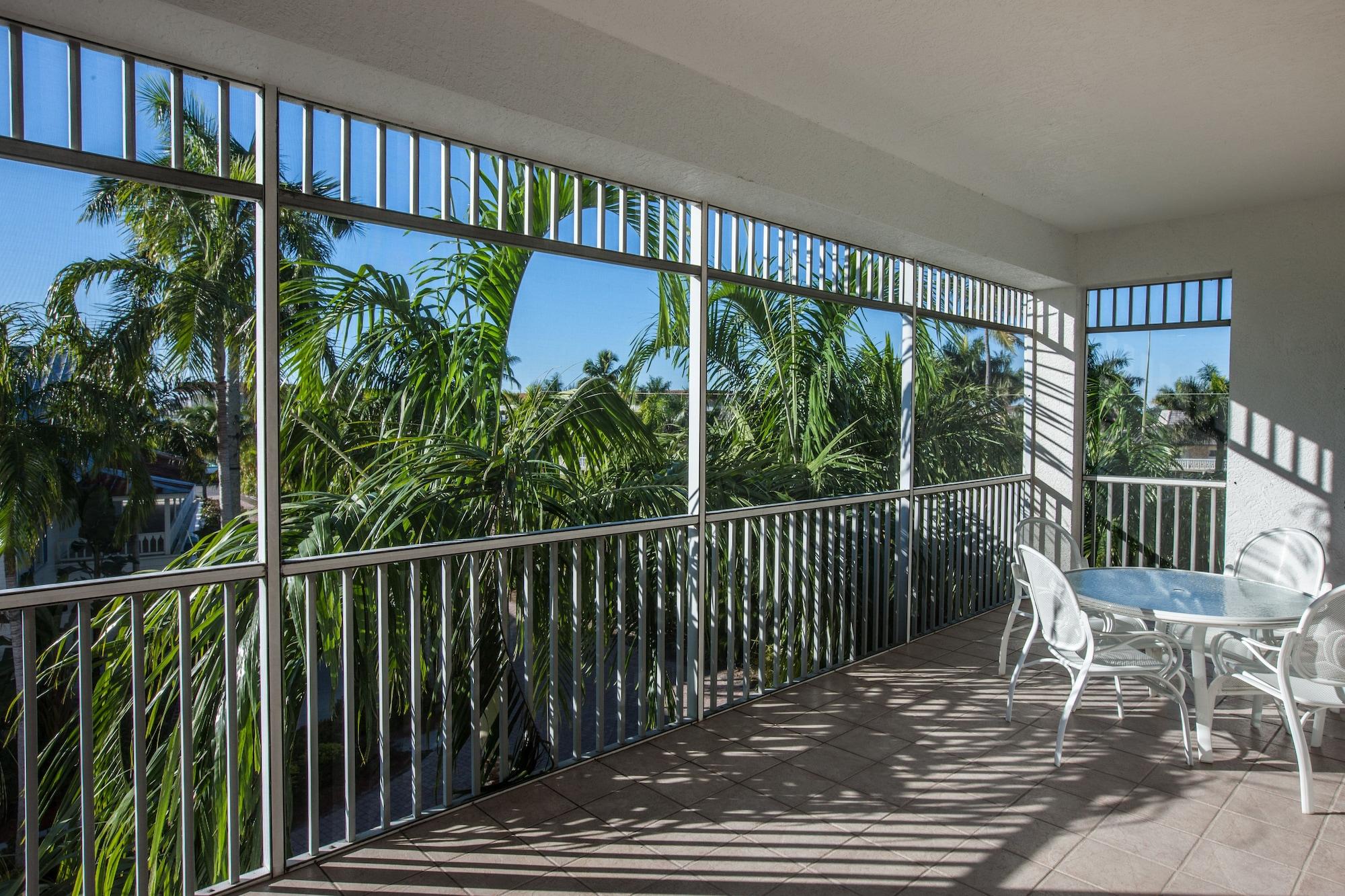 Olde Marco Island Inn And Suites Exterior photo