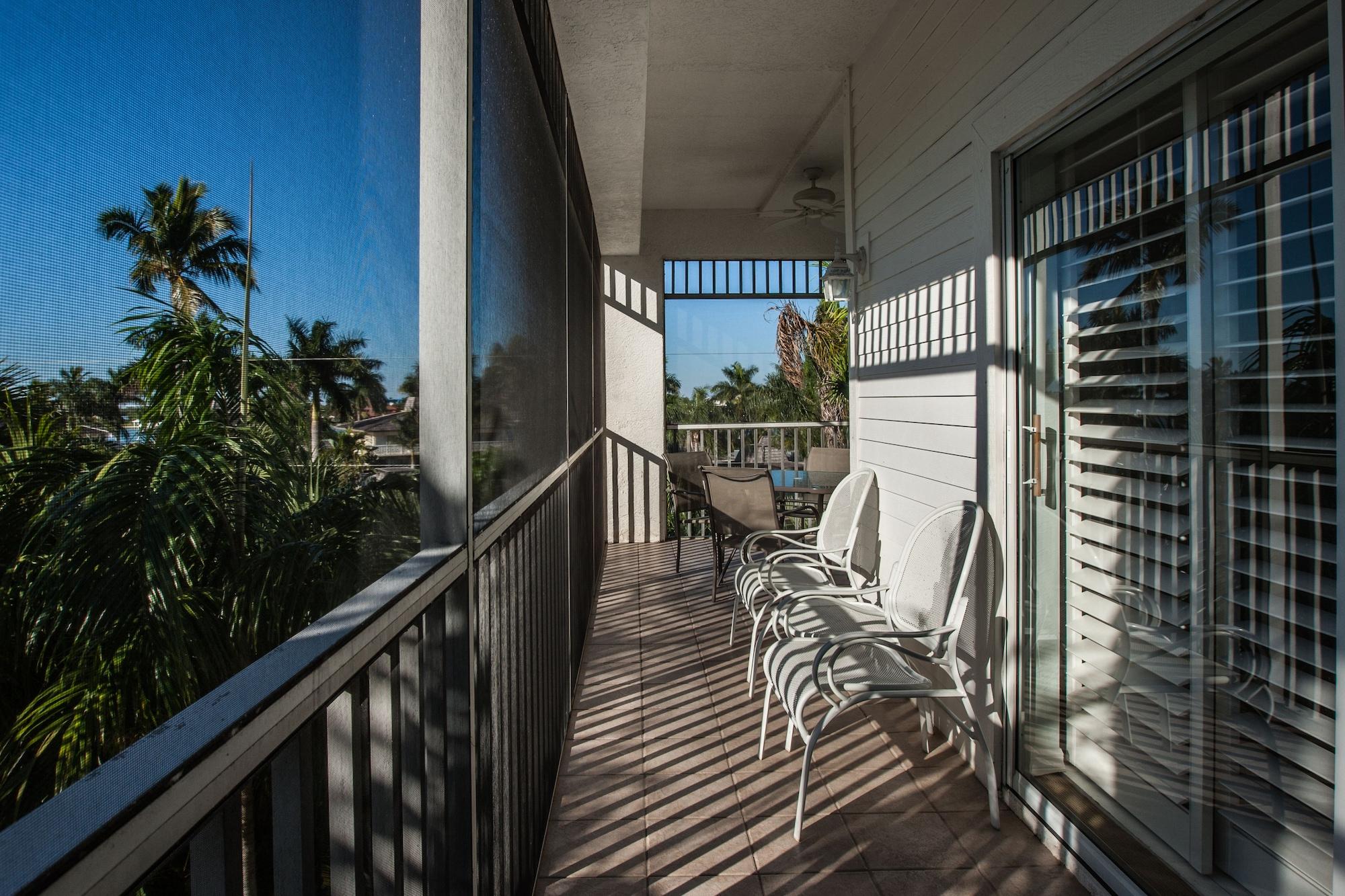 Olde Marco Island Inn And Suites Exterior photo