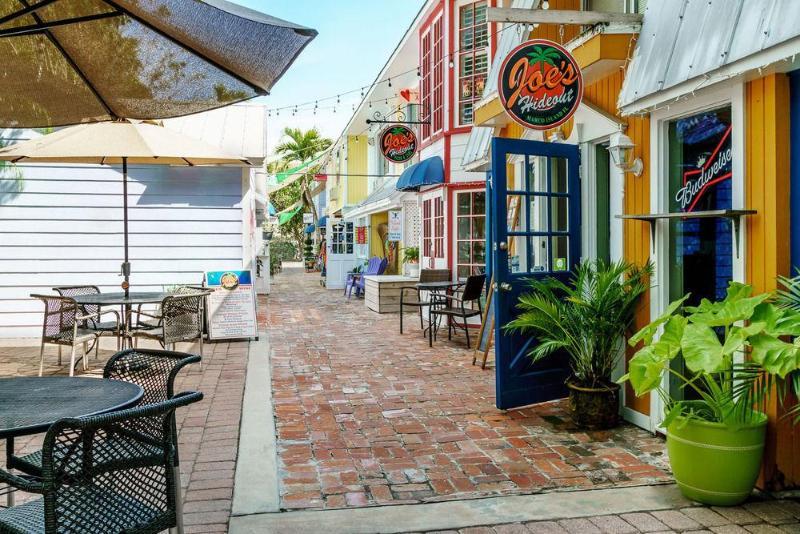 Olde Marco Island Inn And Suites Exterior photo