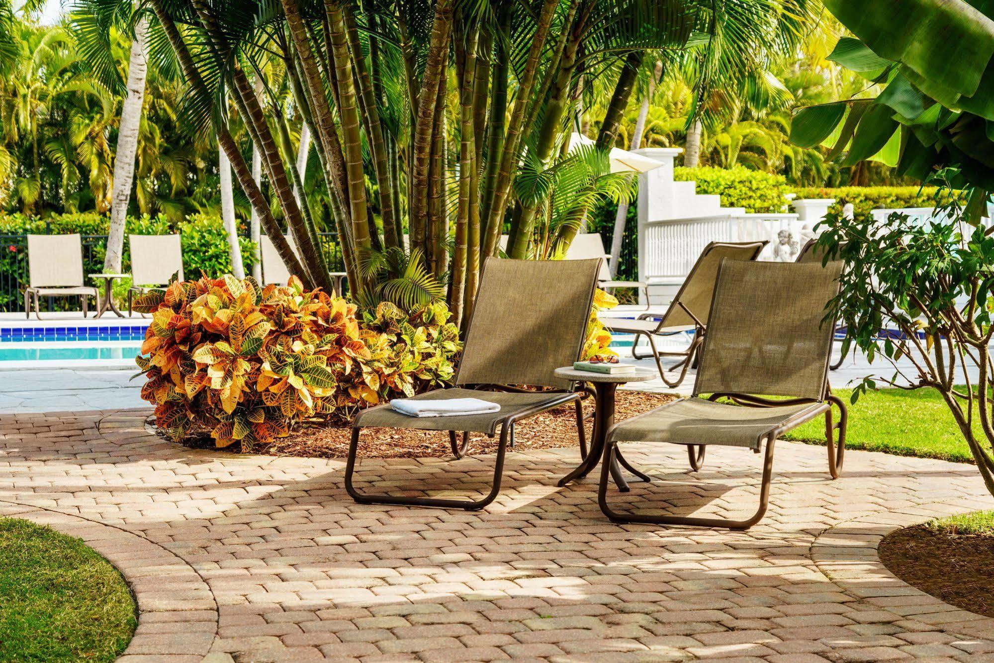 Olde Marco Island Inn And Suites Exterior photo